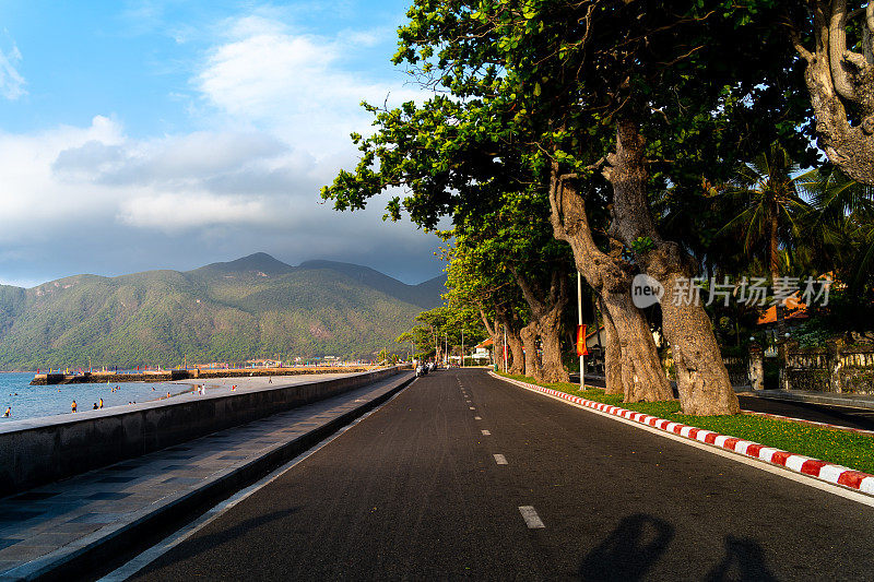 沿着Con Son镇海岸线山脉的主要道路的景色。孔岛是越南南部著名的旅游胜地之一